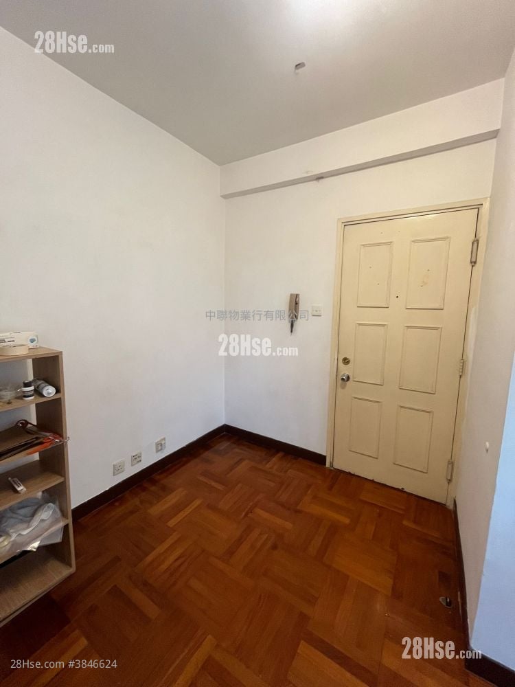 On Tai Building Sell 300 ft²