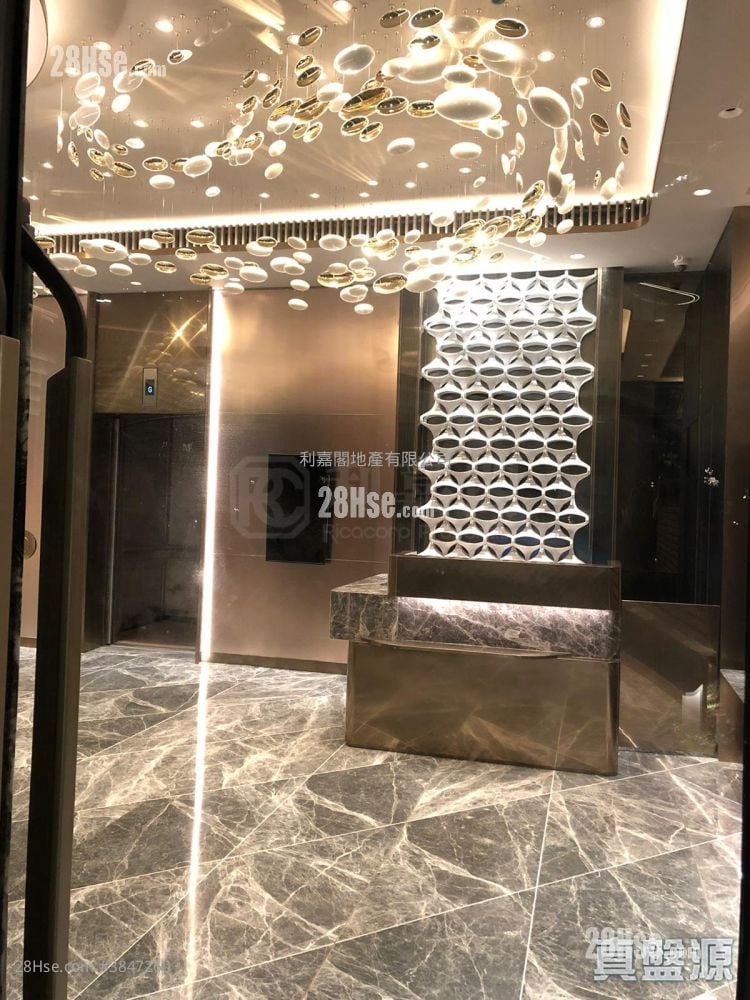 K. Summit Sell 2 Bedrooms , 1 Bathroom 460 ft²