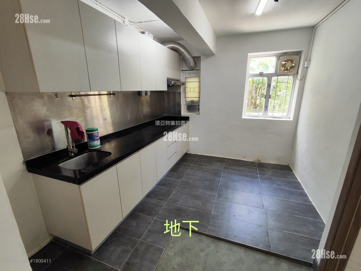 Nam Chung Tsuen Sell 2,100 ft²