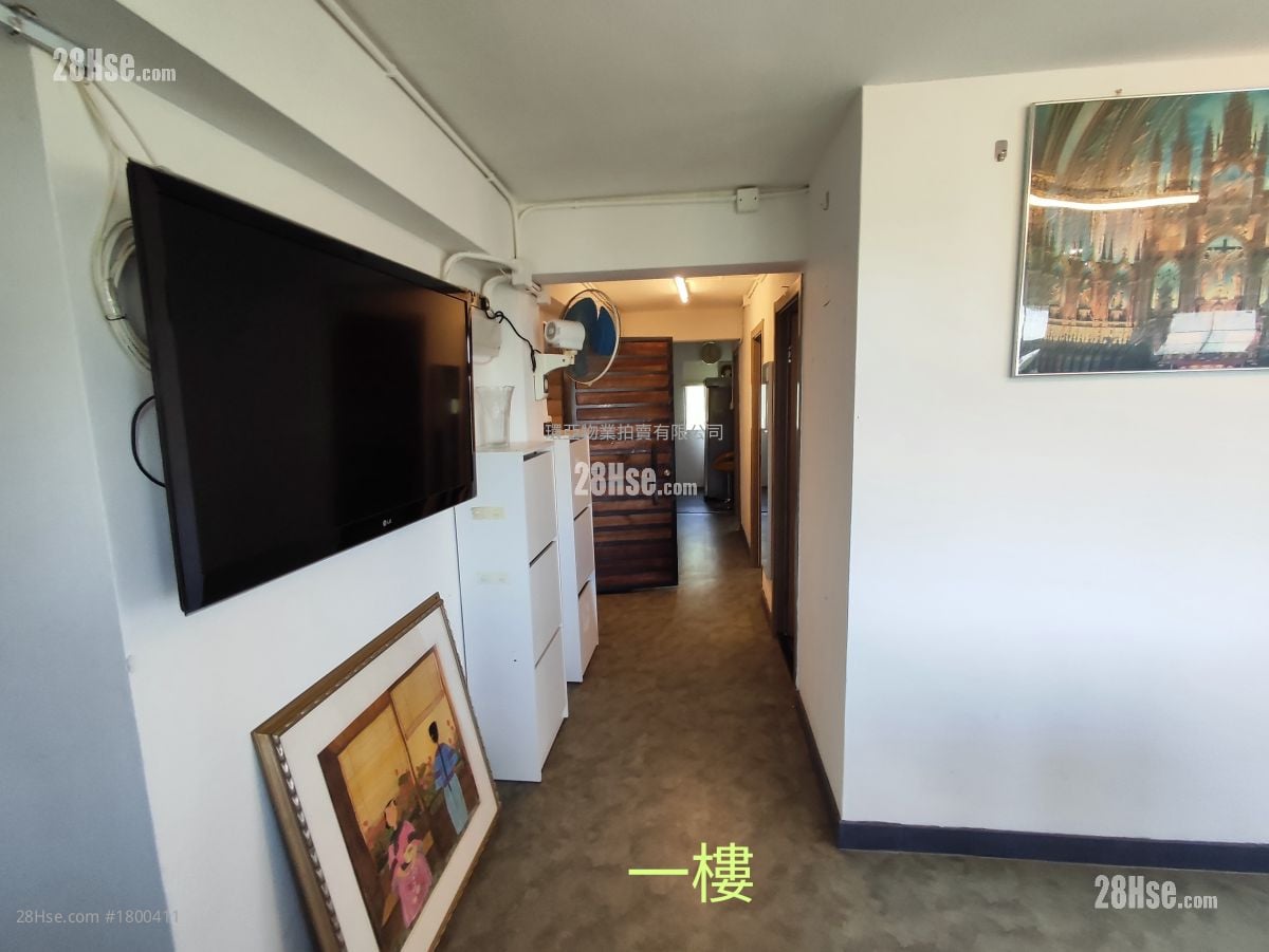 Nam Chung Tsuen Sell 2,100 ft²
