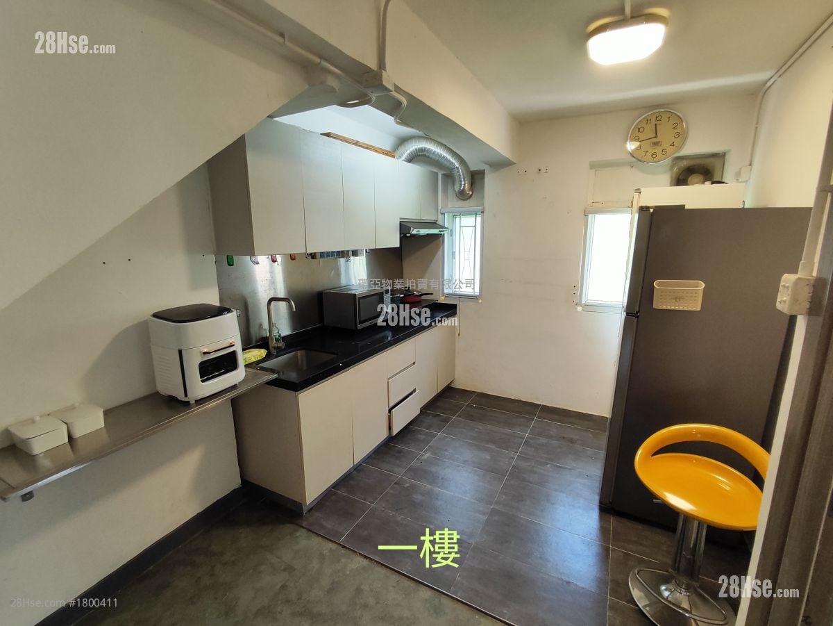 Nam Chung Tsuen Sell 2,100 ft²