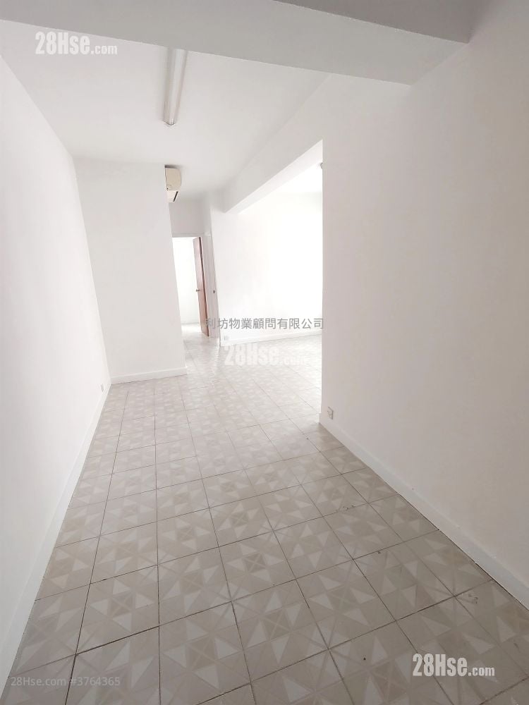 On Fai Building Sell 2 Bedrooms , 1 Bathroom 461 ft²