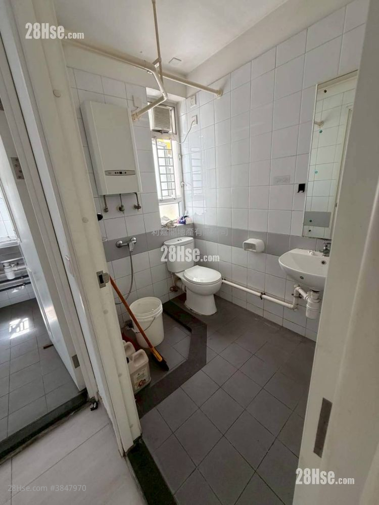 Ching Fu Court Sell 2 Bedrooms 459 ft²