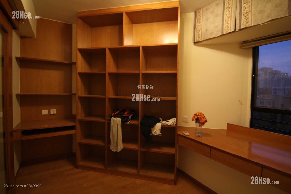 Greenvale Village Rental 4 Bedrooms , 2 Bathrooms 954 ft²