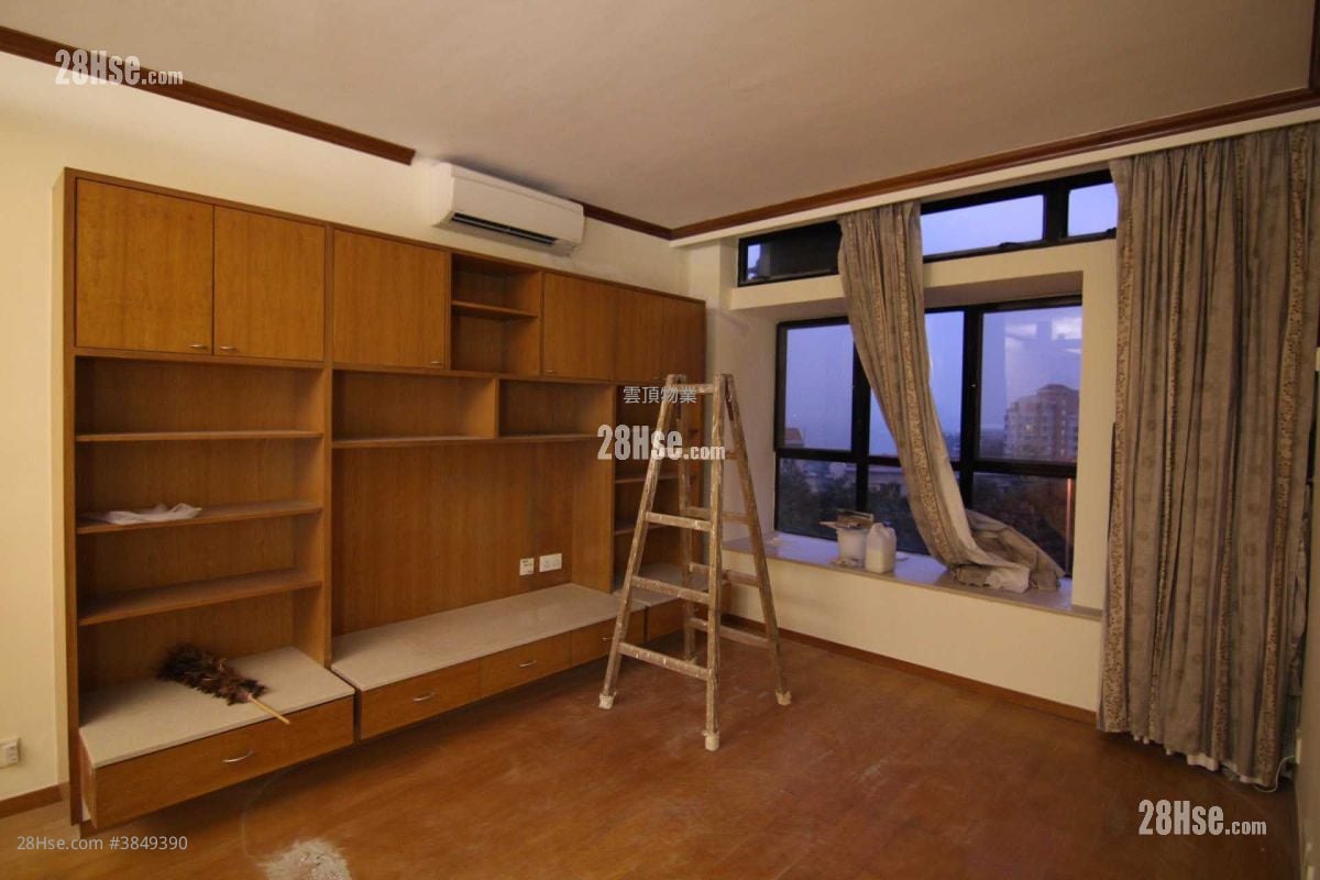 Greenvale Village Rental 4 Bedrooms , 2 Bathrooms 954 ft²