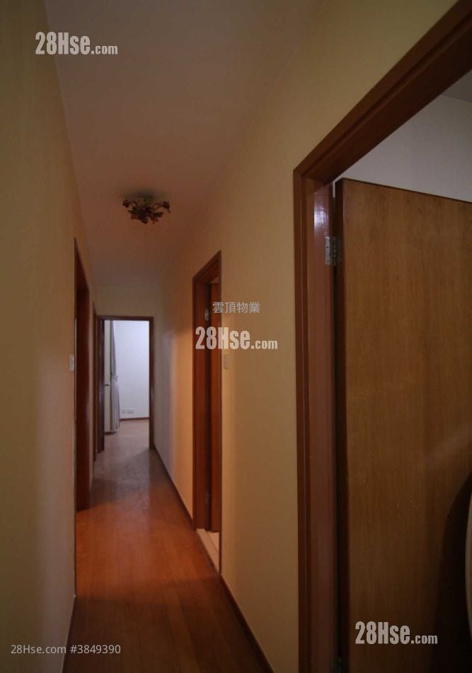 Greenvale Village Rental 4 Bedrooms , 2 Bathrooms 954 ft²