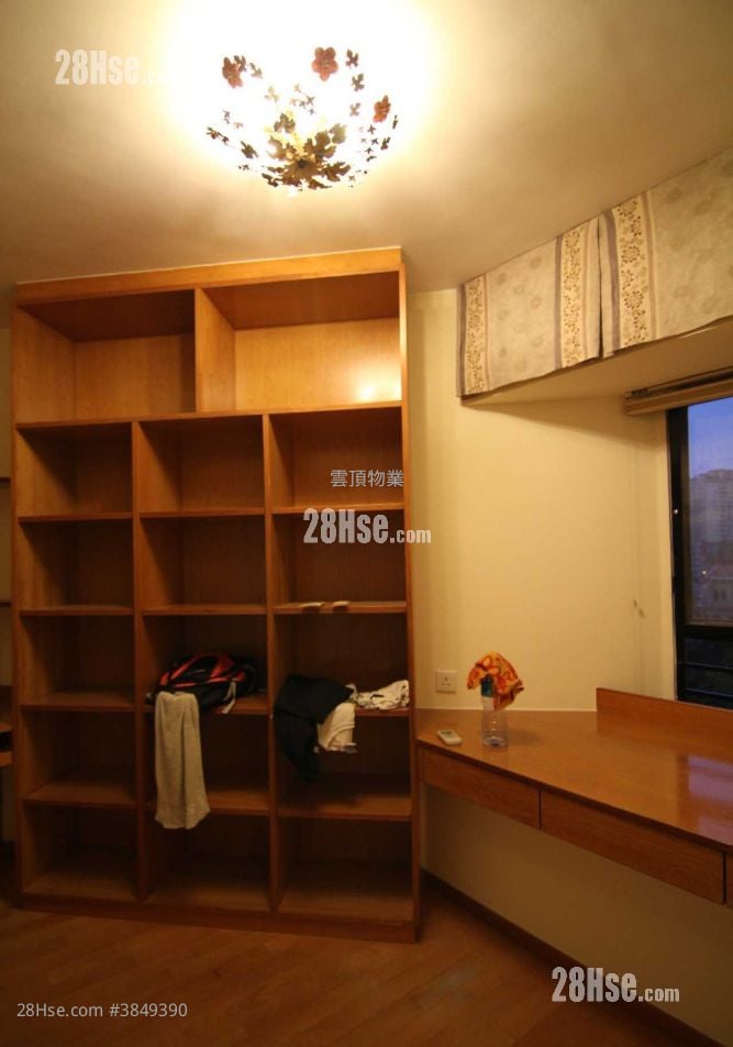 Greenvale Village Rental 4 Bedrooms , 2 Bathrooms 954 ft²