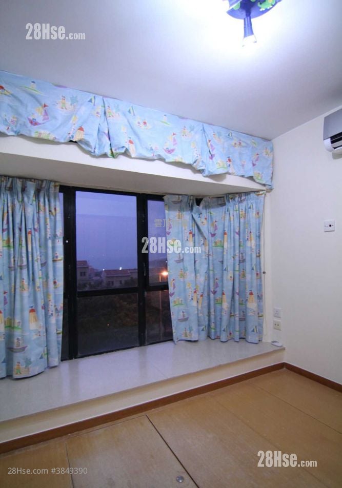 Greenvale Village Rental 4 Bedrooms , 2 Bathrooms 954 ft²