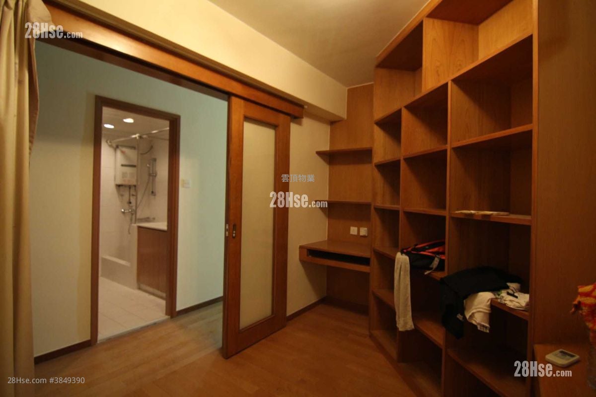 Greenvale Village Rental 4 Bedrooms , 2 Bathrooms 954 ft²