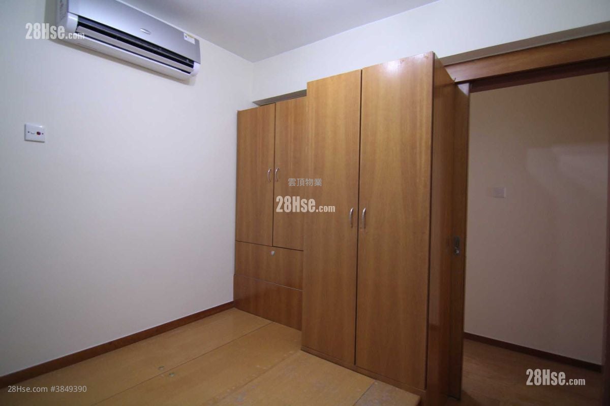 Greenvale Village Rental 4 Bedrooms , 2 Bathrooms 954 ft²