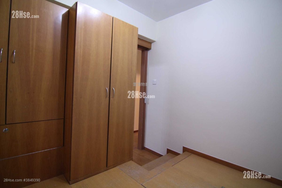 Greenvale Village Rental 4 Bedrooms , 2 Bathrooms 954 ft²
