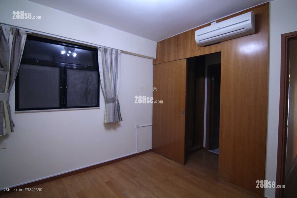 Greenvale Village Rental 4 Bedrooms , 2 Bathrooms 954 ft²