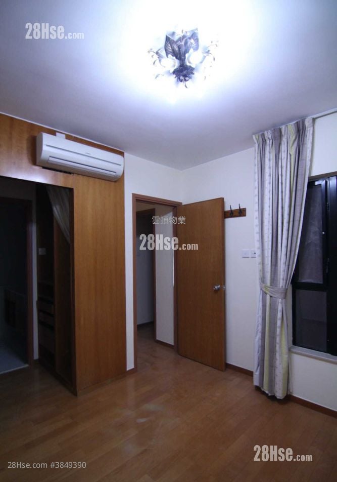 Greenvale Village Rental 4 Bedrooms , 2 Bathrooms 954 ft²