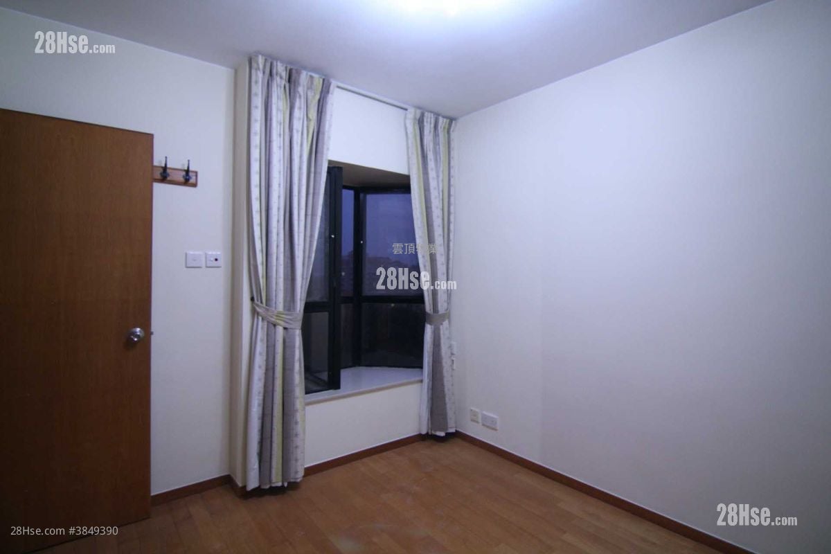 Greenvale Village Rental 4 Bedrooms , 2 Bathrooms 954 ft²