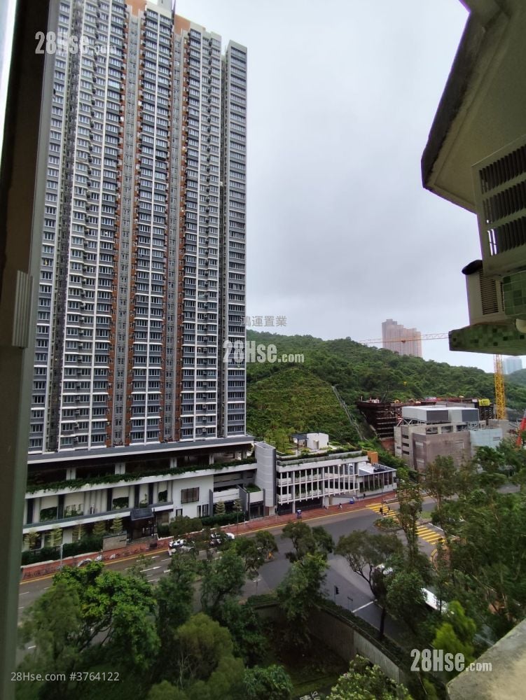 Yuk Ming Court Sell 3 Bedrooms , 1 Bathroom 651 ft²