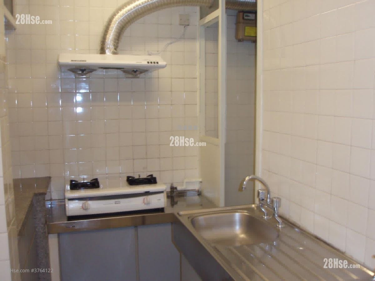 Yuk Ming Court Sell 3 Bedrooms , 1 Bathroom 651 ft²