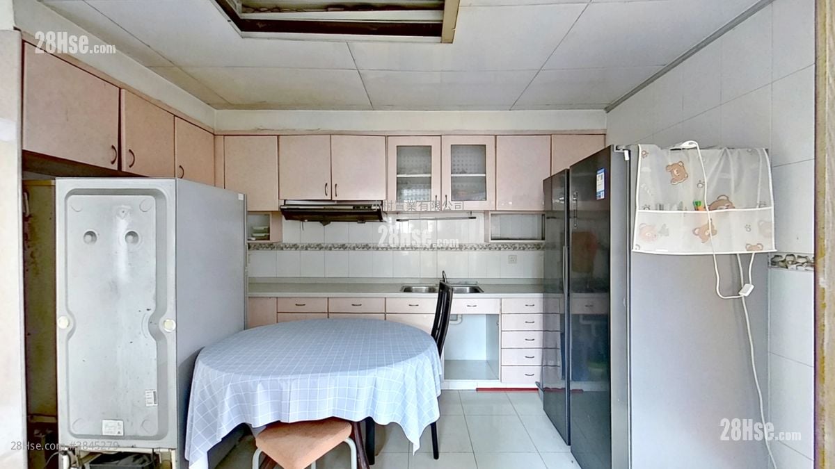 kitchen: Kiu Hing Mansion Sell 3 Bedrooms , 2 Bathrooms 1,109 ft²