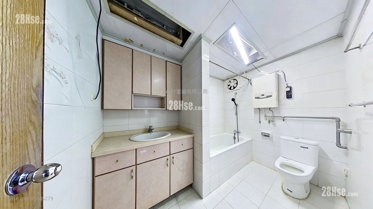 bathroom: Kiu Hing Mansion Sell 3 Bedrooms , 2 Bathrooms 1,109 ft²