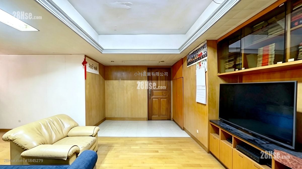 living room: Kiu Hing Mansion Sell 3 Bedrooms , 2 Bathrooms 1,109 ft²