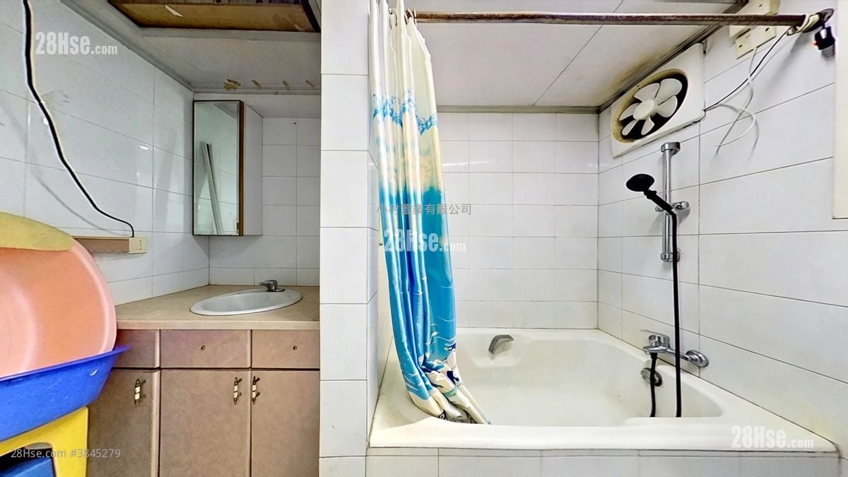 bathroom: Kiu Hing Mansion Sell 3 Bedrooms , 2 Bathrooms 1,109 ft²