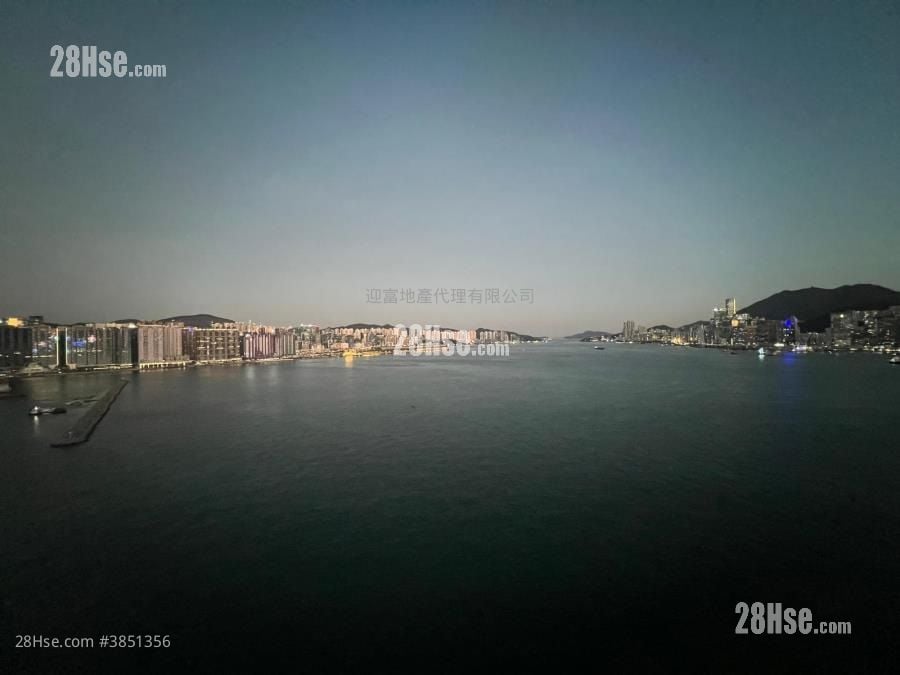 Harbourfront Landmark Sell 3 Bedrooms , 2 Bathrooms 1,420 ft²