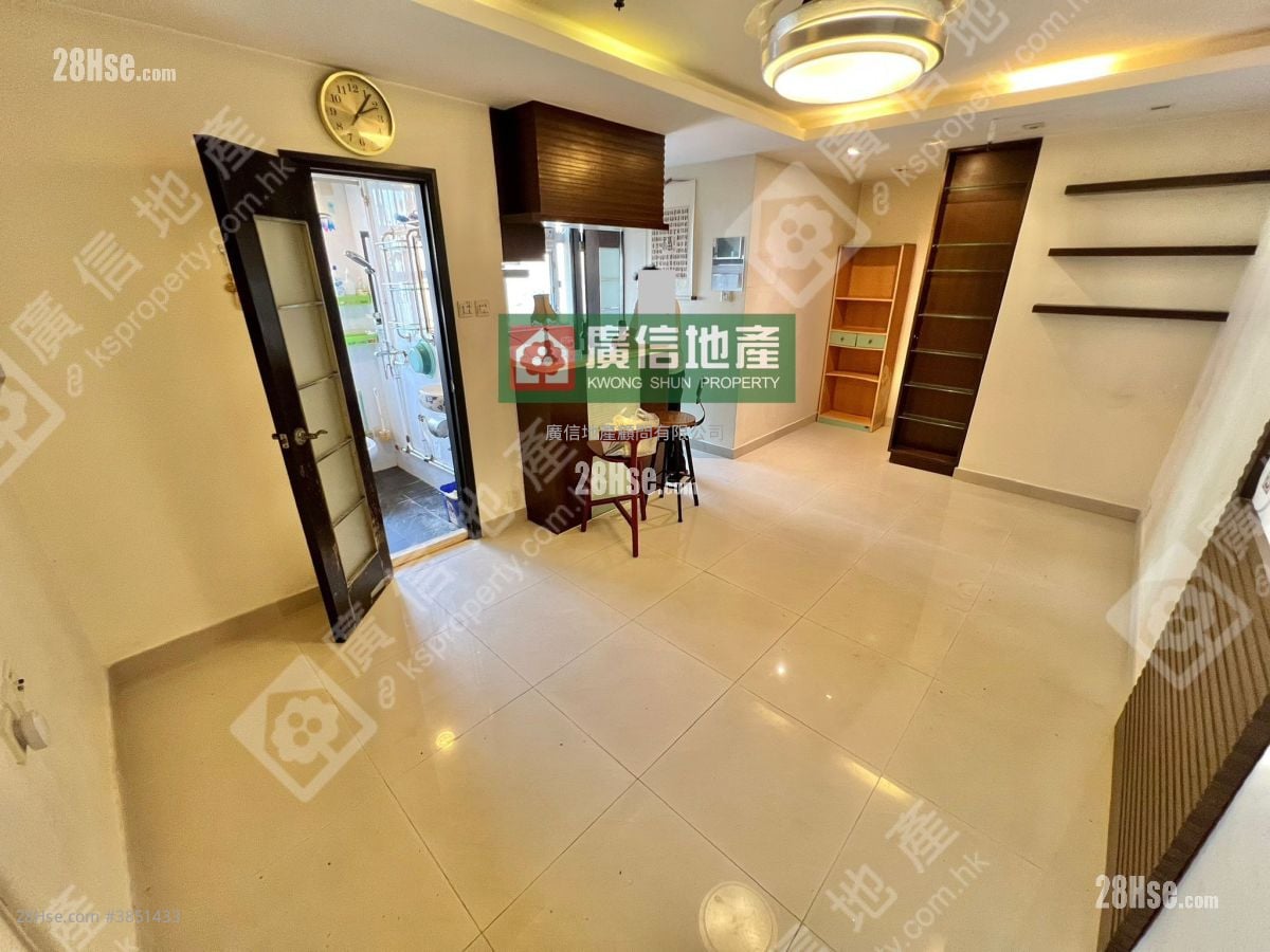 Shun Hing Building Sell 2 Bedrooms , 1 Toilet 383 ft²