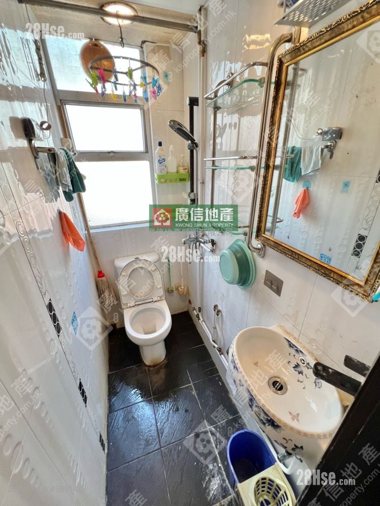 Shun Hing Building Sell 2 Bedrooms , 1 Toilet 383 ft²