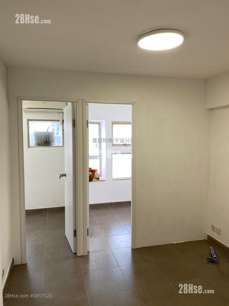 Hand Wai Court Sell 2 Bedrooms , 1 Bathroom 299 ft²