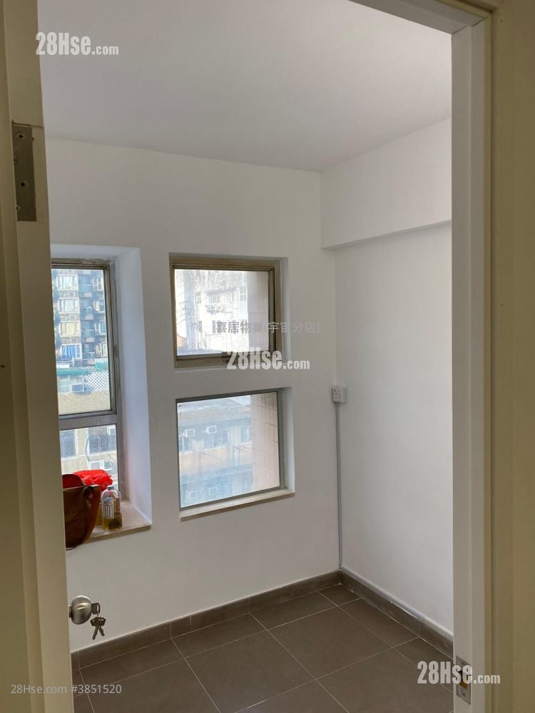 Hand Wai Court Sell 2 Bedrooms , 1 Bathroom 299 ft²