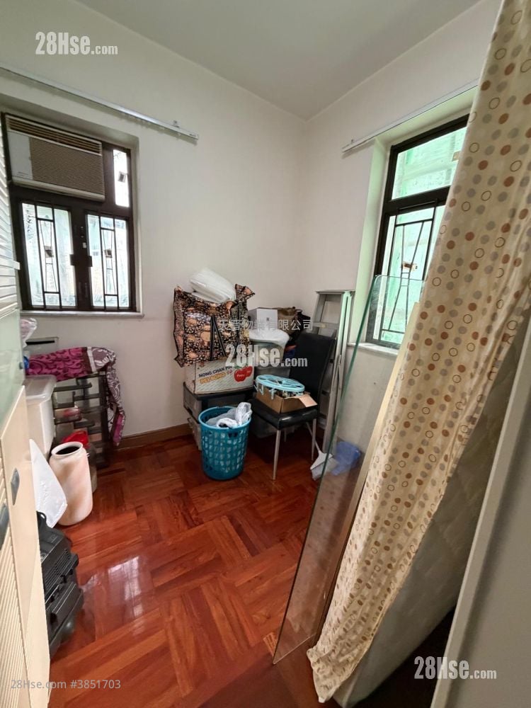 Kiu Wai Mansion Sell 4 Bedrooms , 2 Bathrooms 630 ft²