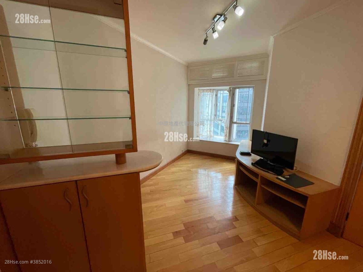 living room: Discovery Park Sell 2 Bedrooms , 1 Bathroom 477 ft²