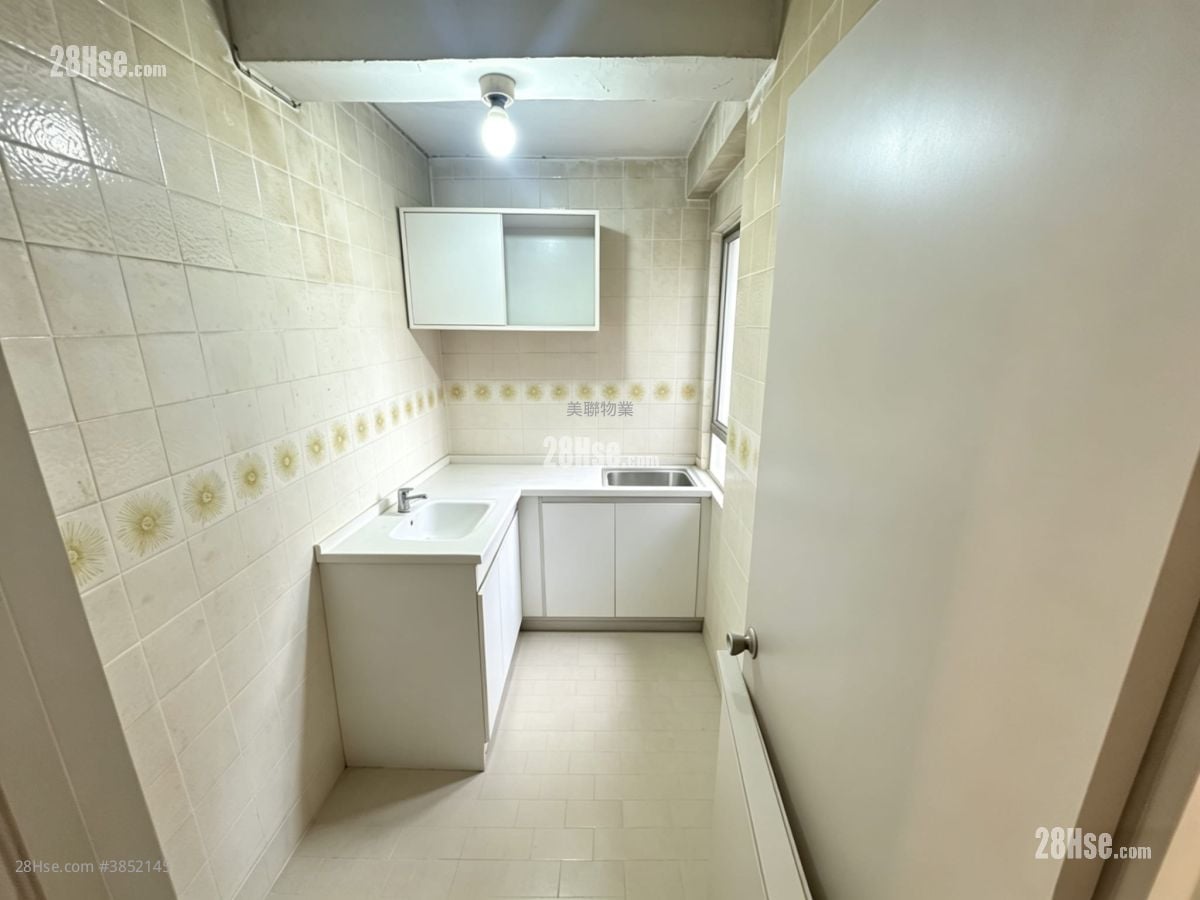 Lucky Plaza Sell 2 Bedrooms 443 ft²