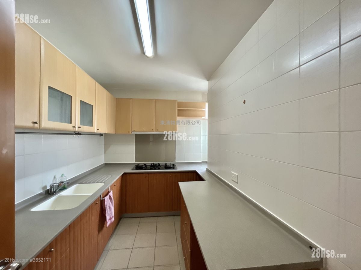 Seaview Crescent Rental 3 Bedrooms , 2 Bathrooms 854 ft²