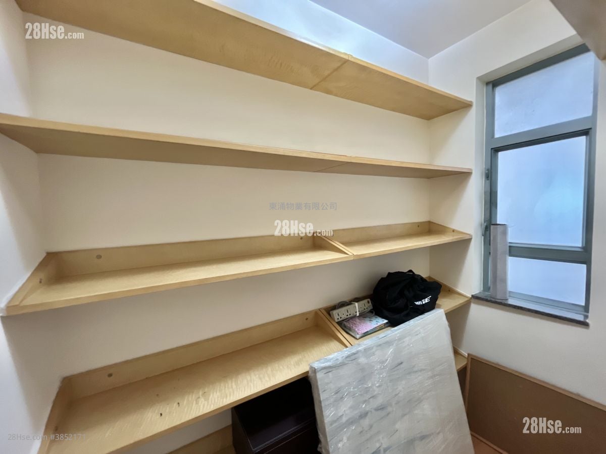 Seaview Crescent Rental 3 Bedrooms , 2 Bathrooms 854 ft²