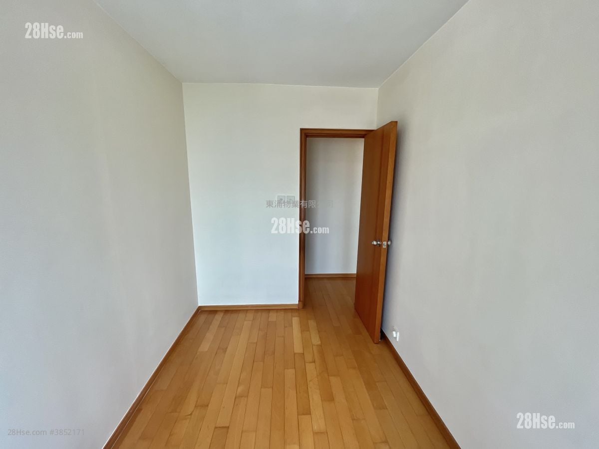 Seaview Crescent Rental 3 Bedrooms , 2 Bathrooms 854 ft²