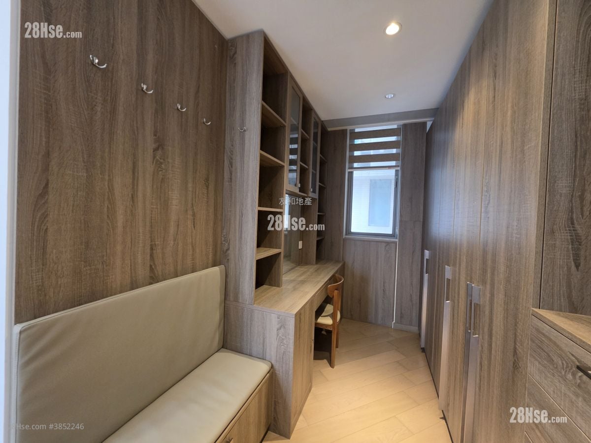 Cristallo Sell 1,310 ft²