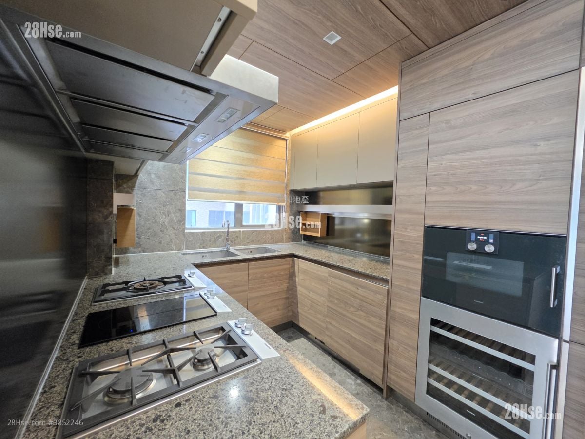 Cristallo Sell 1,310 ft²