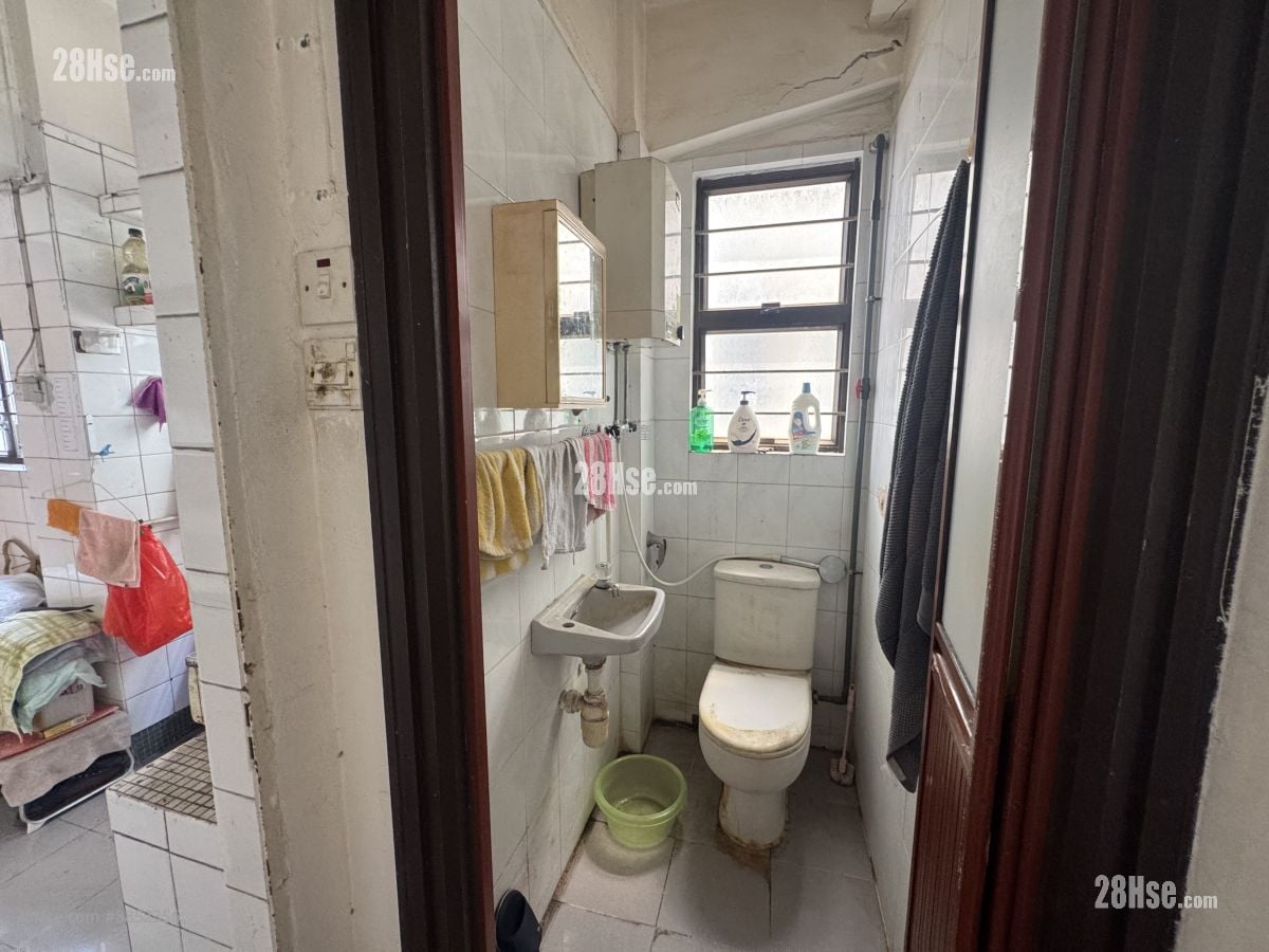 Wai Yip House Sell 3 Bedrooms , 2 Bathrooms 902 ft²