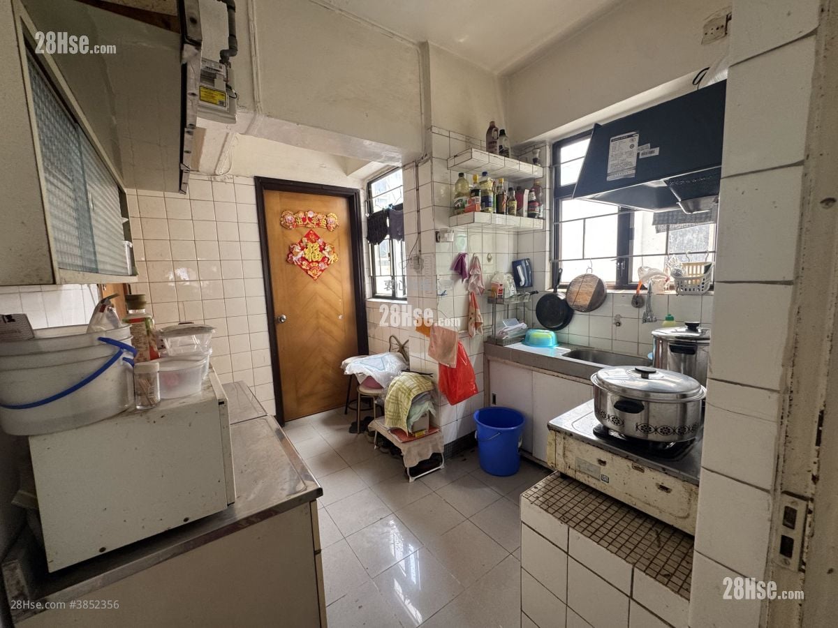 Wai Yip House Sell 3 Bedrooms , 2 Bathrooms 902 ft²