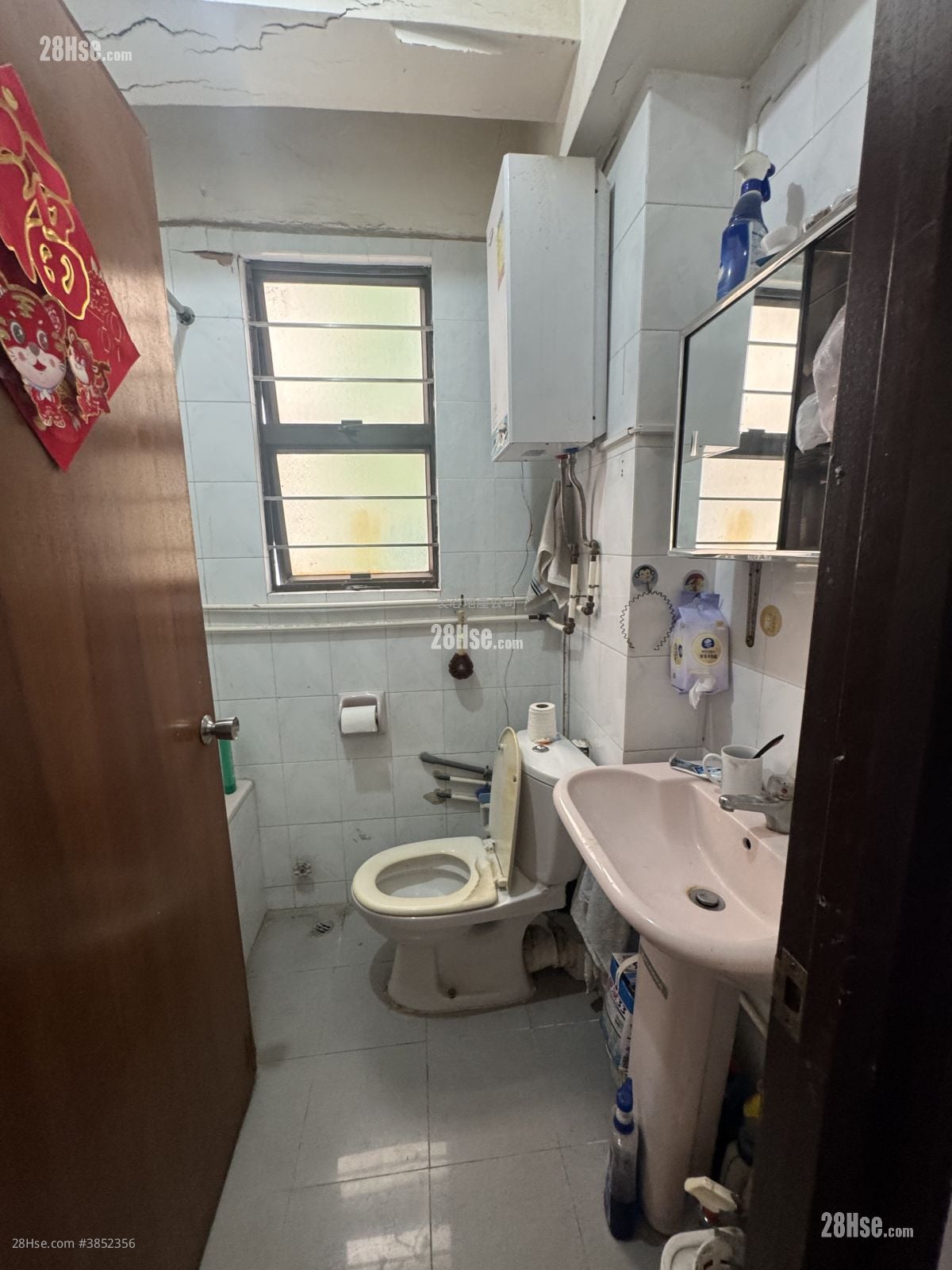 Wai Yip House Sell 3 Bedrooms , 2 Bathrooms 902 ft²