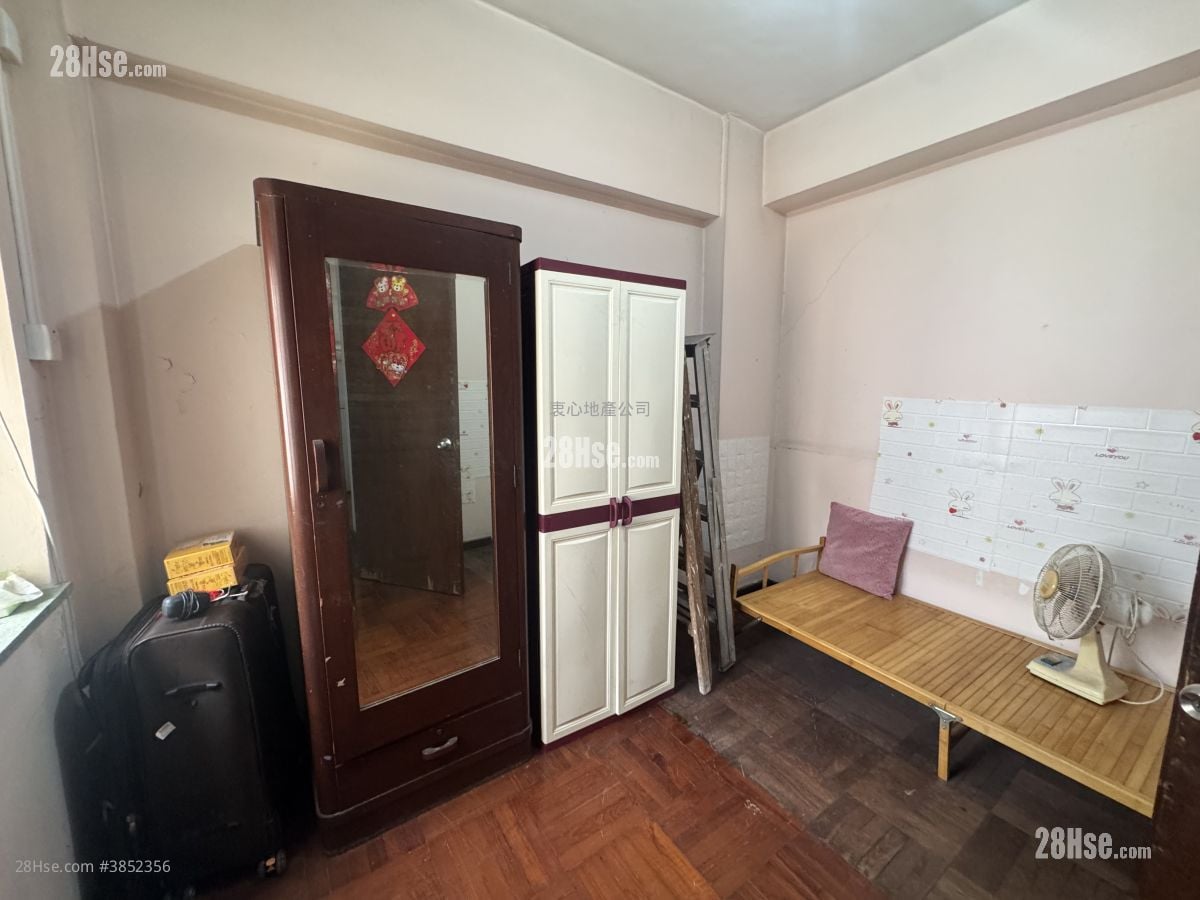 Wai Yip House Sell 3 Bedrooms , 2 Bathrooms 902 ft²