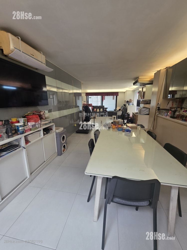 Village Sell 1,400 ft²