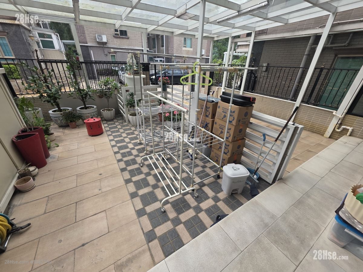 Village Sell 1,400 ft²