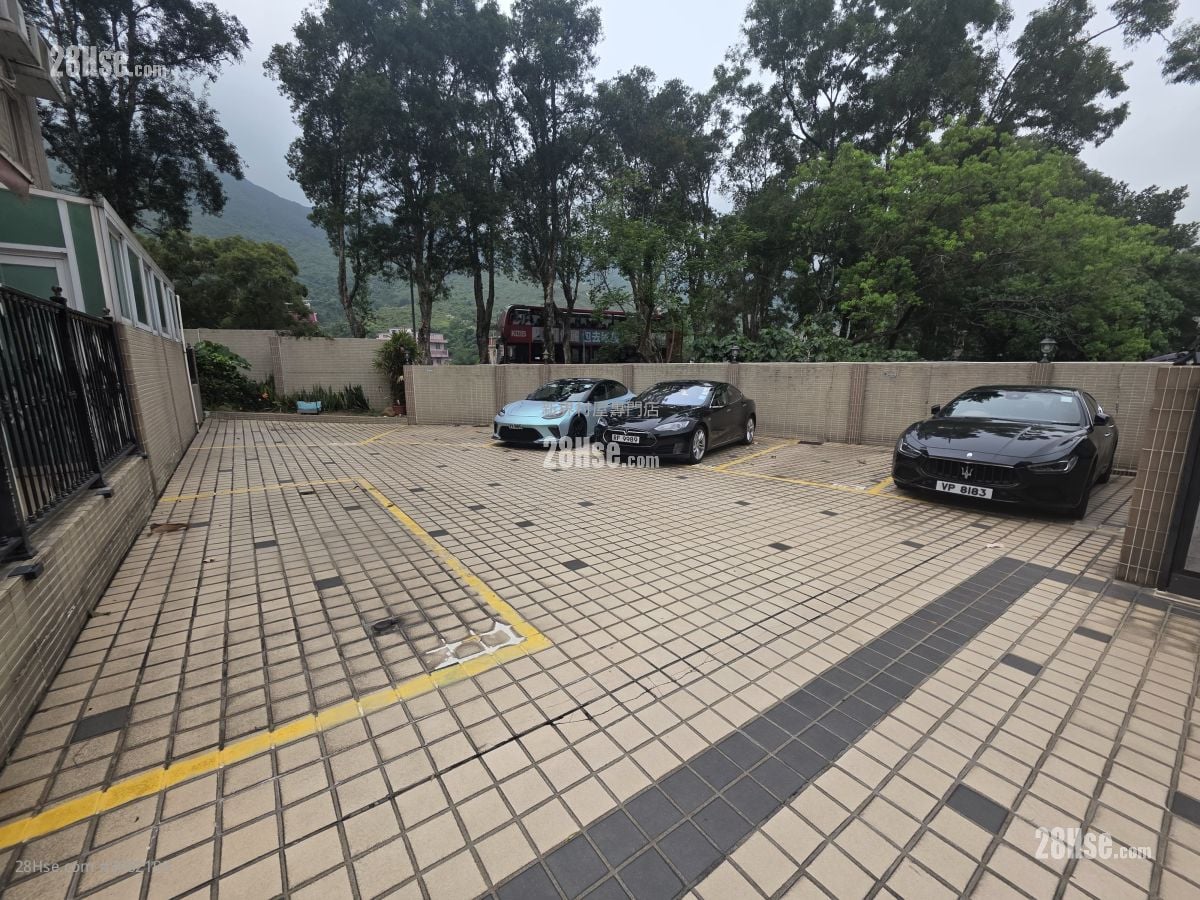 Village Sell 1,400 ft²