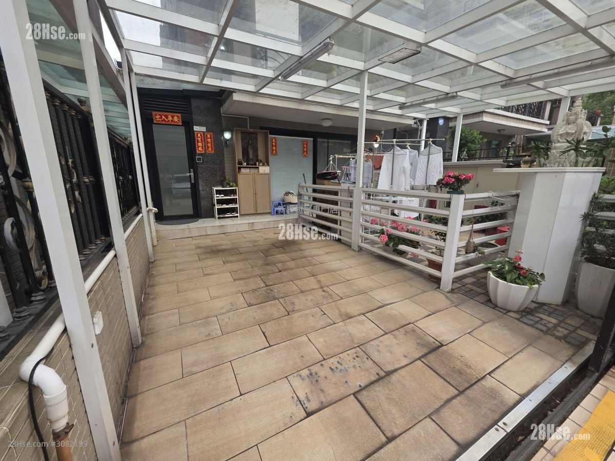 Village Sell 1,400 ft²