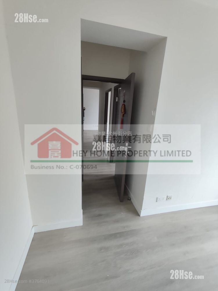 The Sparkle Sell 3 Bedrooms , 2 Bathrooms 720 ft²