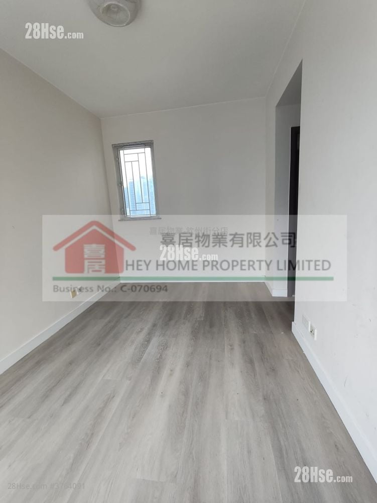 The Sparkle Sell 3 Bedrooms , 2 Bathrooms 720 ft²