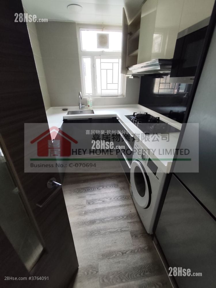 The Sparkle Sell 3 Bedrooms , 2 Bathrooms 720 ft²