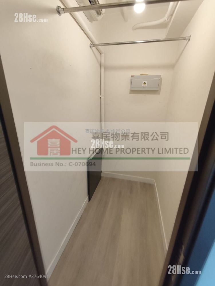 The Sparkle Sell 3 Bedrooms , 2 Bathrooms 720 ft²