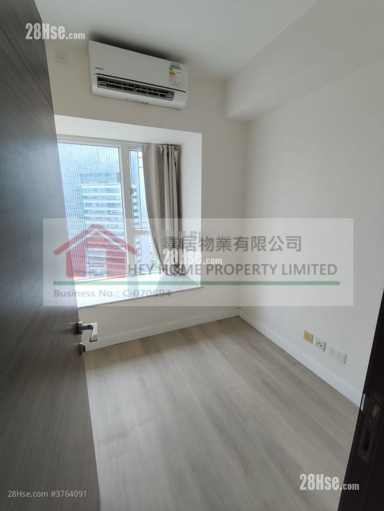The Sparkle Sell 3 Bedrooms , 2 Bathrooms 720 ft²